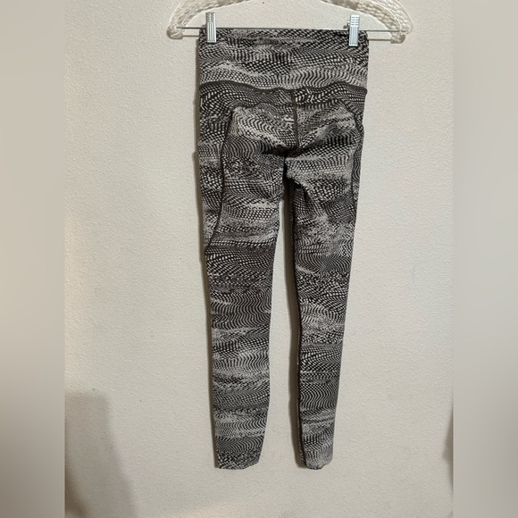 Lululemon leggings size 4 - Picture 7 of 9